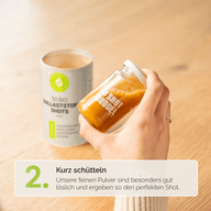 Ballaststoff-Shot: Zubereitung Schritt 2, das Shotglas wird geschüttelt