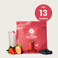 DAILY SHAKES "BEERE": Roter Beutel und Glas Beeren-Shake mit Erdbeeren, Hinweis auf 13 Shakes