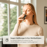 BITTERTROPFEN: Frau nimmt Tropfen direkt aus der Flasche