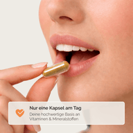 DAILY MULTIVITAMIN KAPSELN: Frau nimmt eine Kapsel
