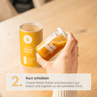 IMMUN SHOTS: Zubereitung Schritt 2, das Shotglas wird geschüttelt