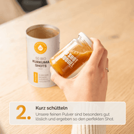KURKUMA SHOTS: Zubereitung Schritt 2, das Shotglas wird geschüttelt