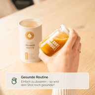 KENNENLERNSET - VITAMINE & BITTERTROPFEN: Pipette über einem Shotglas