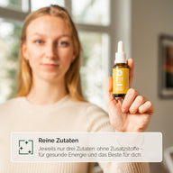 KENNENLERNSET VITAMINTROPFEN: Frau hält die B12-Flasche