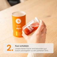 DAILY KIDS SHOTS: Zubereitung Schritt 2, das Shotglas wird geschüttelt