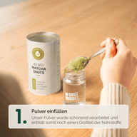 MATCHA MORNING-SET: Zubereitung Schritt 1, grünes Pulver wird ins Glas gefüllt
