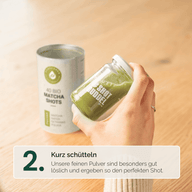 MATCHA MORNING-SET: Zubereitung Schritt 2, Glas mit grünem Shot wird geschüttelt