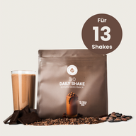 DAILY SHAKES "SCHOKO": Beutel und Glas Schoko-Shake mit Kakaopulver, Hinweis auf 13 Shakes