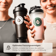 SHAKER SCHWARZ: Zwei Personen halten einen schwarzen und einen klaren Shaker