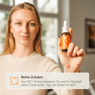 VITAMINTROPFEN D3K2 KIDS: Frau hält die orange Pipettenflasche